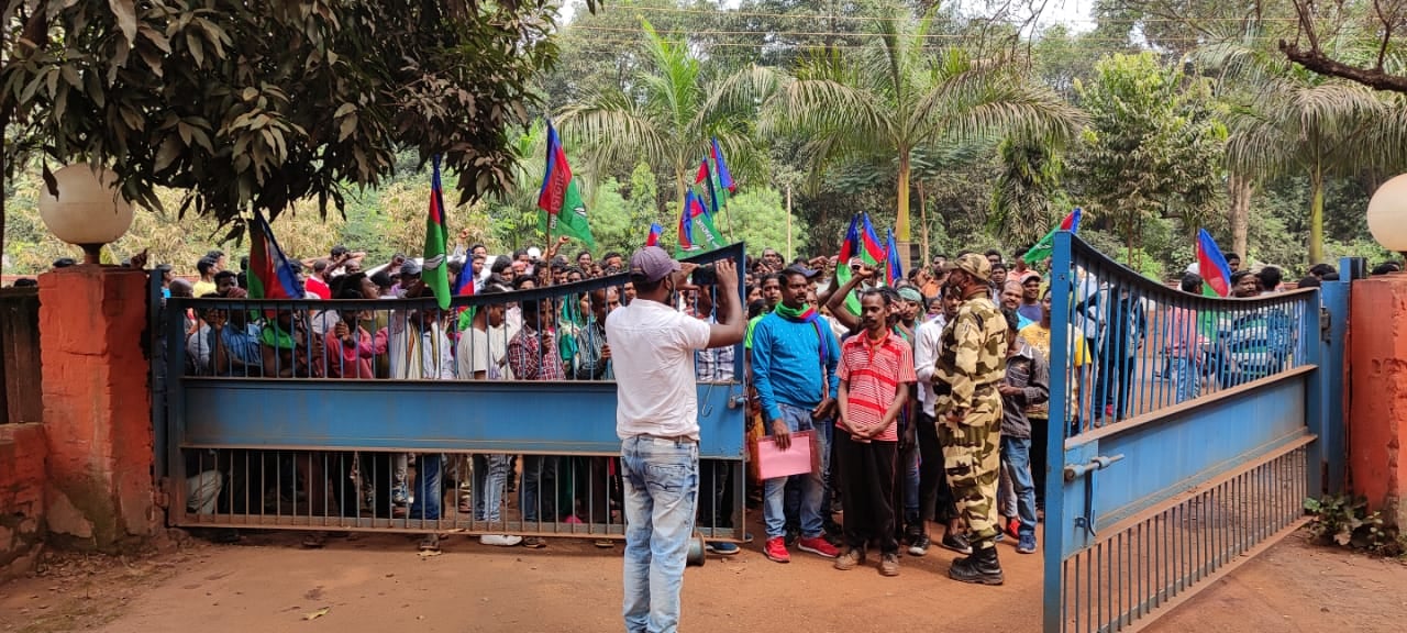रोजगार की मांग को लेकर धरना प्रदर्शन, प्रबंधन को सौंपा मांग पत्र