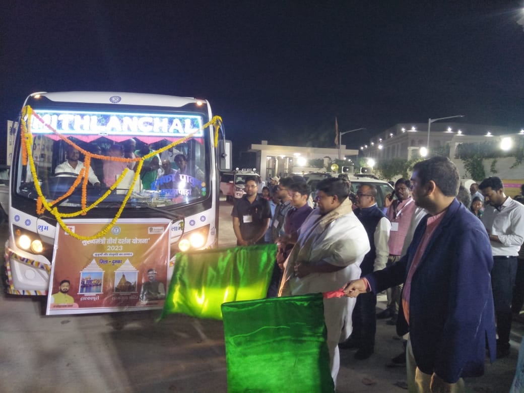 मुख्यमंत्री तीर्थ दर्शन योजना : मंत्री बादल पत्रलेख ने हरी झंडी दिखाकर तीर्थ यात्रियों को किया रवाना, द्वारका एवं सोमनाथ धाम का दर्शन करेंगे यात्री