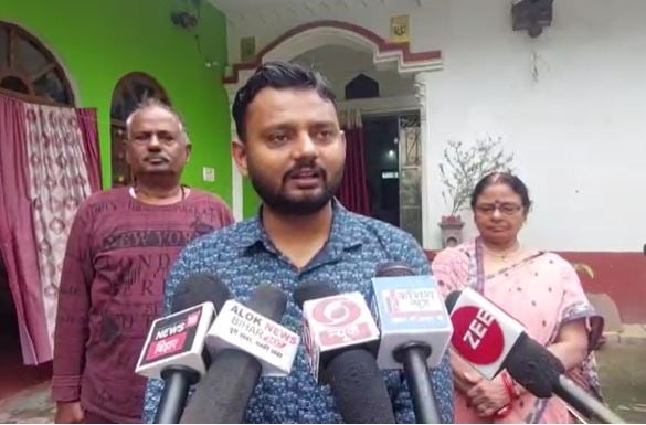 विश्व गौरैया दिवस : विलुप्त होने के कगार पर है बिहार का राजकीय पक्षी गोरैया, बिहार का ये युवक लंबे समय से कर रहा है संरक्षण, जानिए