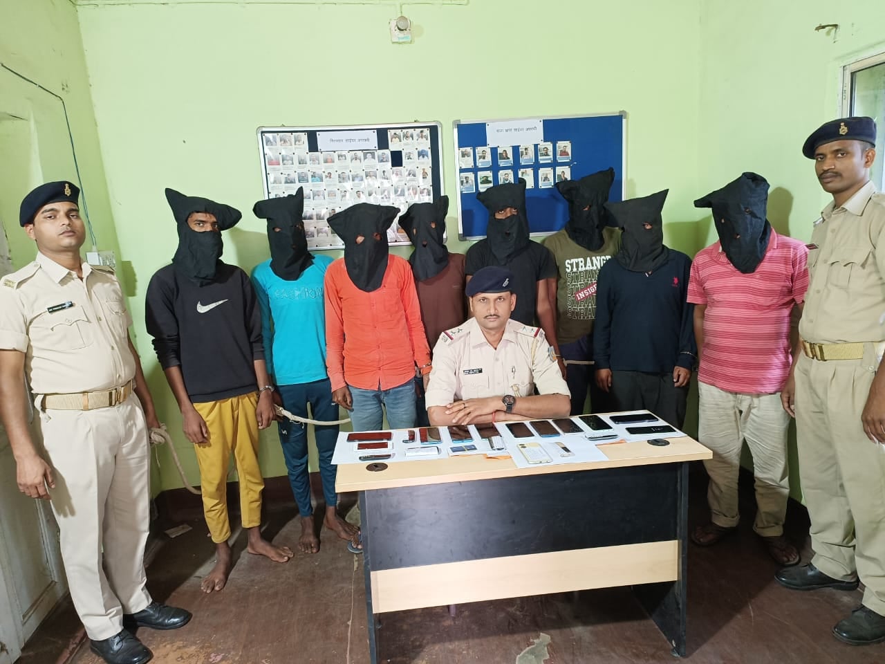 फर्जी बैंक अधिकारी बनकर लोगों से करते थे ठगी, 8 शातिर साइबर अपराधियों को पुलिस ने दबोचा