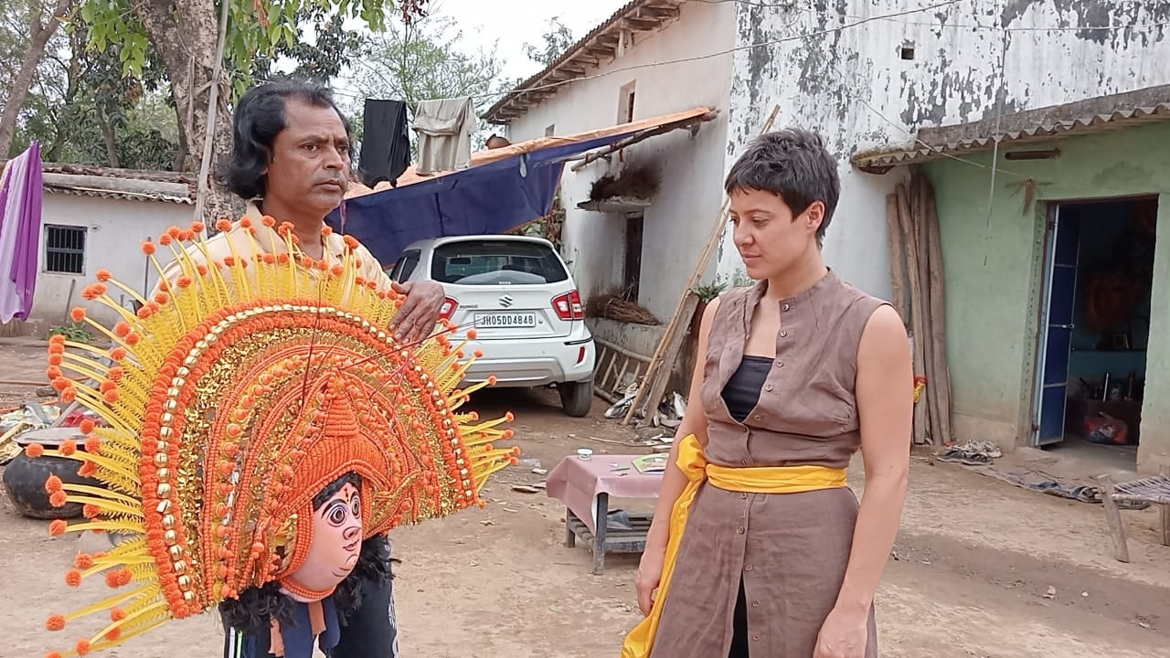 इटली की महिला भारत आकार सीख रही है छऊ नृत्य, लोगों ने कहा वाकई देश बदल रहा है