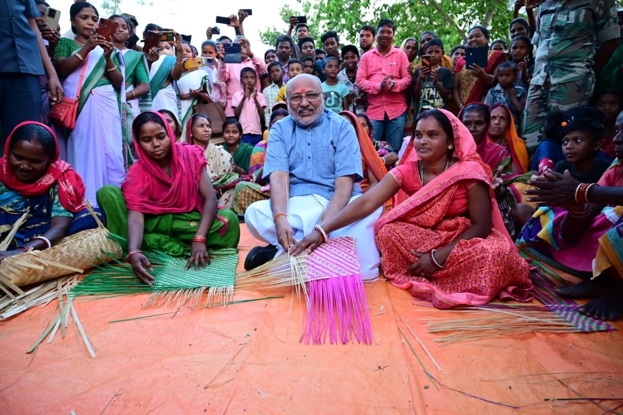 दो दिवसीय दौरे पर दुमका पहुंचे राज्यपाल सी पी राधाकृष्णन, बासुकीनाथ मंदिर में की पूजा अर्चना