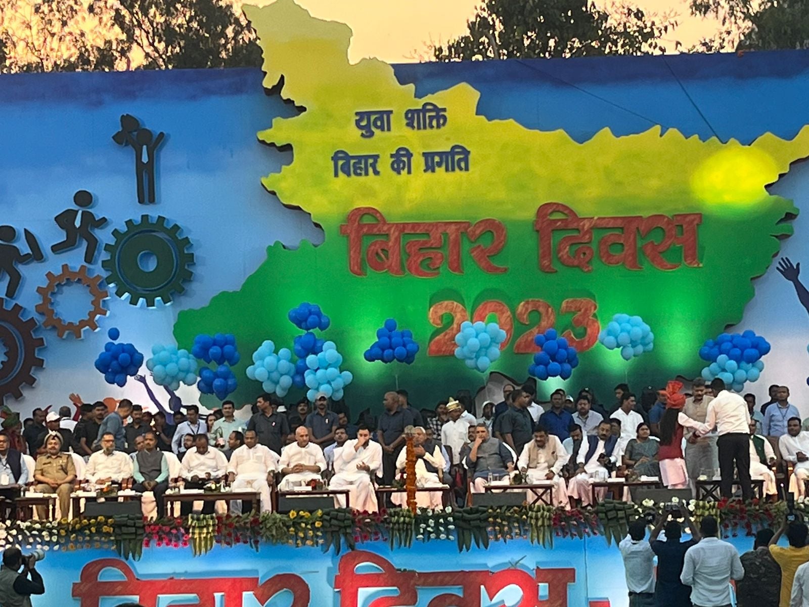 नीतीश कुमार संग तेजस्वी ने किया बिहार दिवस का उद्घाटन,111साल का हुआ बिहार