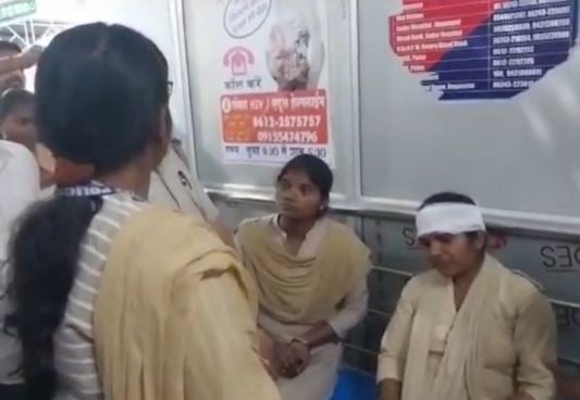 छापेमारी करने गई पुलिस टीम पर लोगों ने किया हमला, कई जवान सहित एक महिला घायल