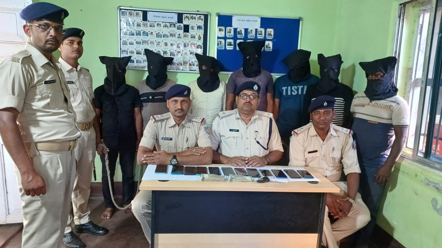 देवघर में 3 कुख्यात सहित 7 साईबर अपराधी गिरफ्तार, लाखों रुपये कैश के साथ कई समान बरामद