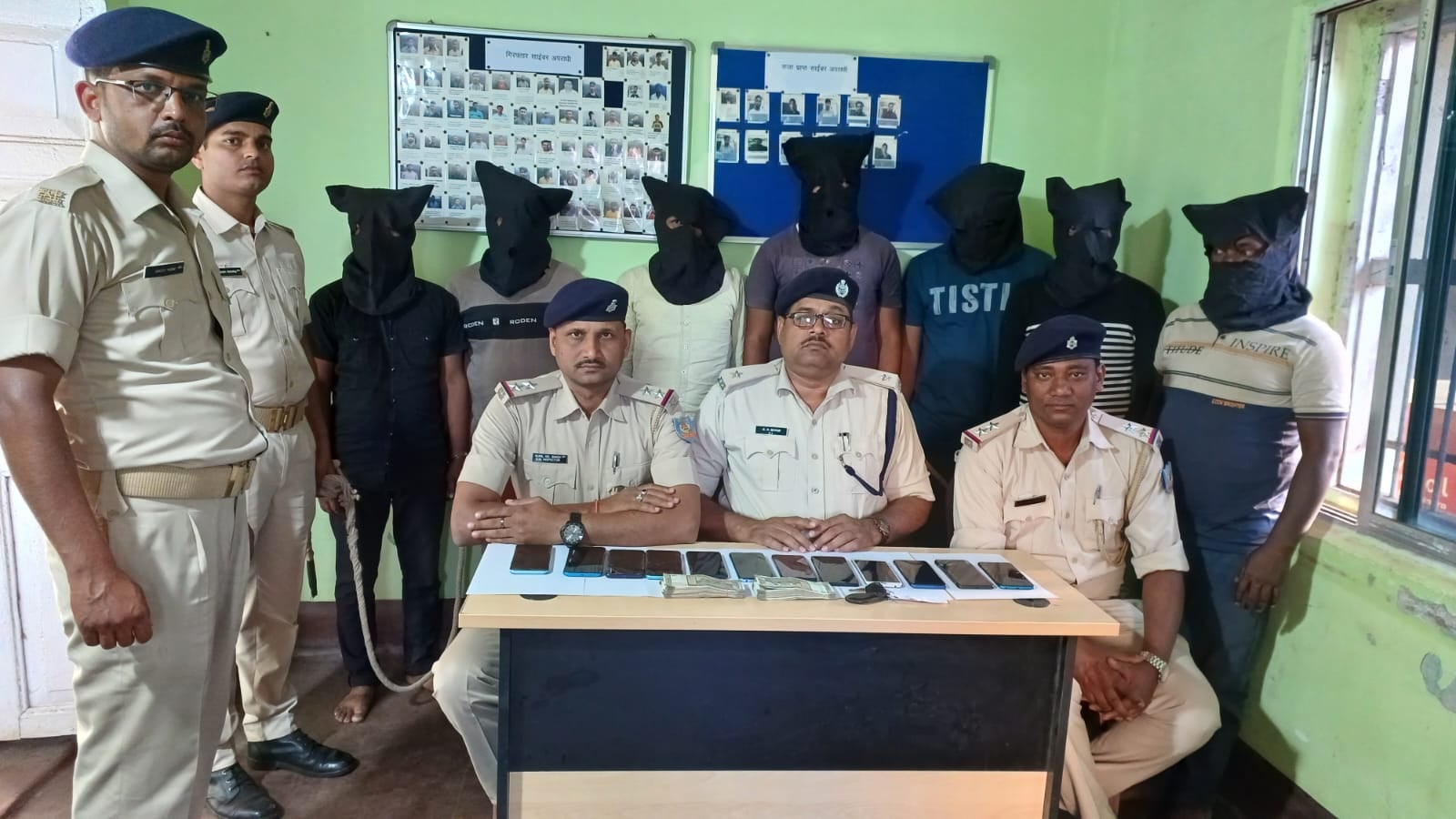 देवघर में 3 कुख्यात सहित 7 साईबर अपराधी गिरफ्तार, लाखों रुपये कैश के साथ कई समान बरामद