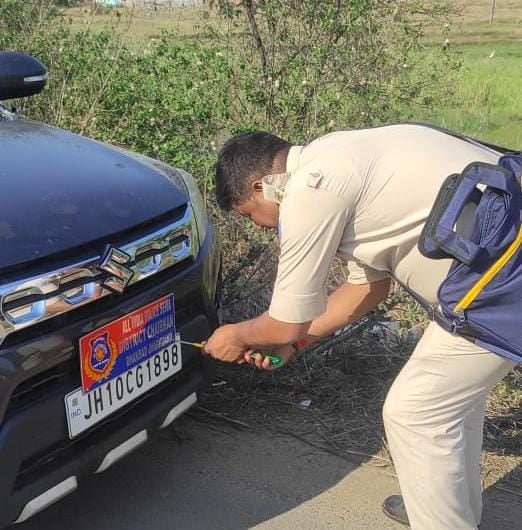 वाहनों के आगे नेम प्लेट के खिलाफ पुलिस का अभियान,नेम प्लेट हटाकर वसूल रही है जुर्माना