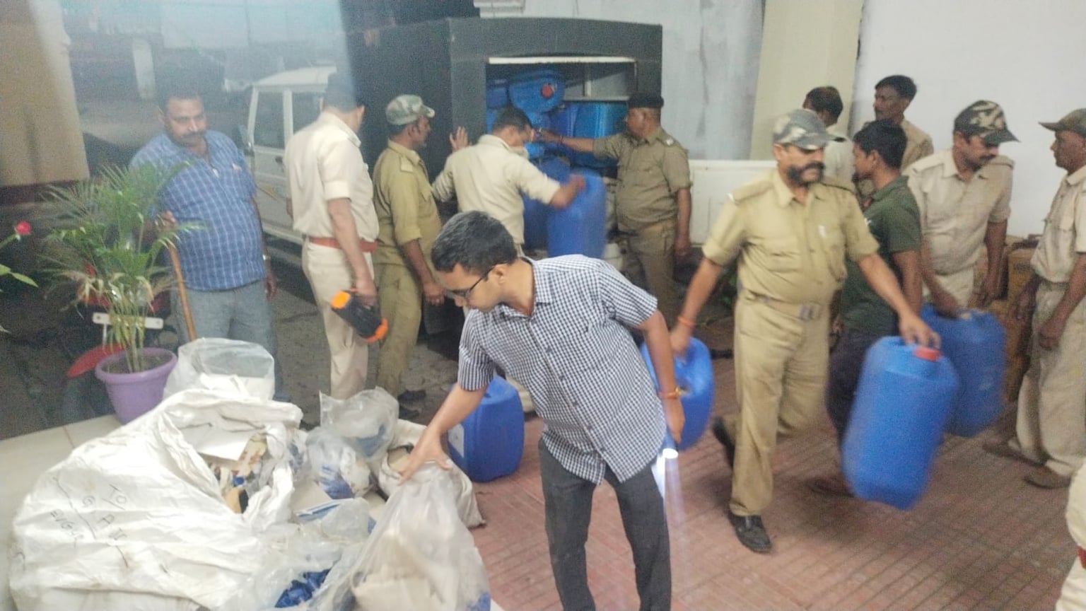 देवघर में नकली शराब फैक्ट्री का उद्भेदन, भारी मात्रा में अवैध शराब बरामद, एक गिरफ्तार