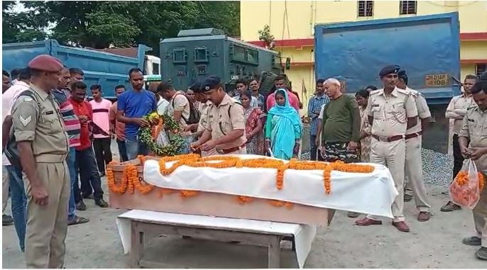 जीआरपी जवान की हार्ट अटैक से मौत,चक्रधरपुर थाने में दी गई अंतिम सलामी