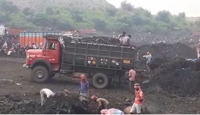 इसीएल और पुलिस की अनदेखी से कोयले का अवैध खनन और तस्करी जारी