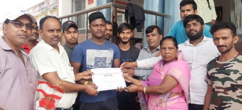 राज्य कुश्ती प्रतियोगिता में सिल्वर मेडल जीत कर विक्की ने जिले का नाम किया रौशन