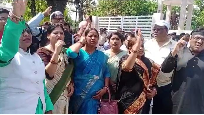 राहुल गांधी मामले पर बिहार विधानसभा में हंगामा, वेल में धरना पर बैठे कांग्रेसी विधायक