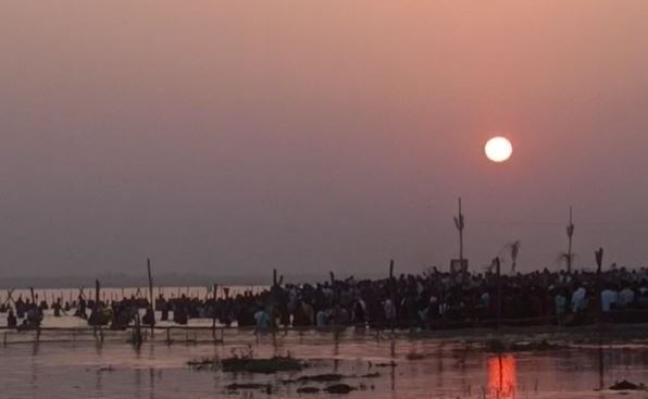 उदयमान भास्कर की पूजा के साथ चैती छठ का समापन, घाटों पर उमड़ा सैलाब