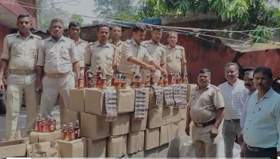 जमशेदपुर में मिनी शराब फैक्ट्री का उद्भेदन लाखों रुपये का शराब जब्त, रामनवमी में चोरी छिपे बेचने की थी तैयारी