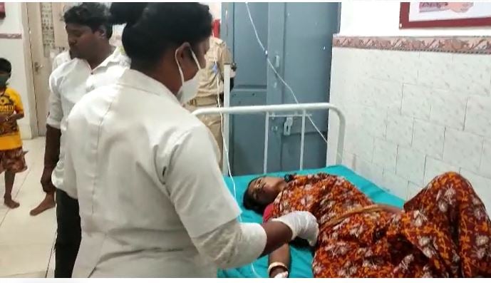 बिजली के तार से टच हुआ महावीरी झंडा, करंट लगने से एक महिला झुलसी