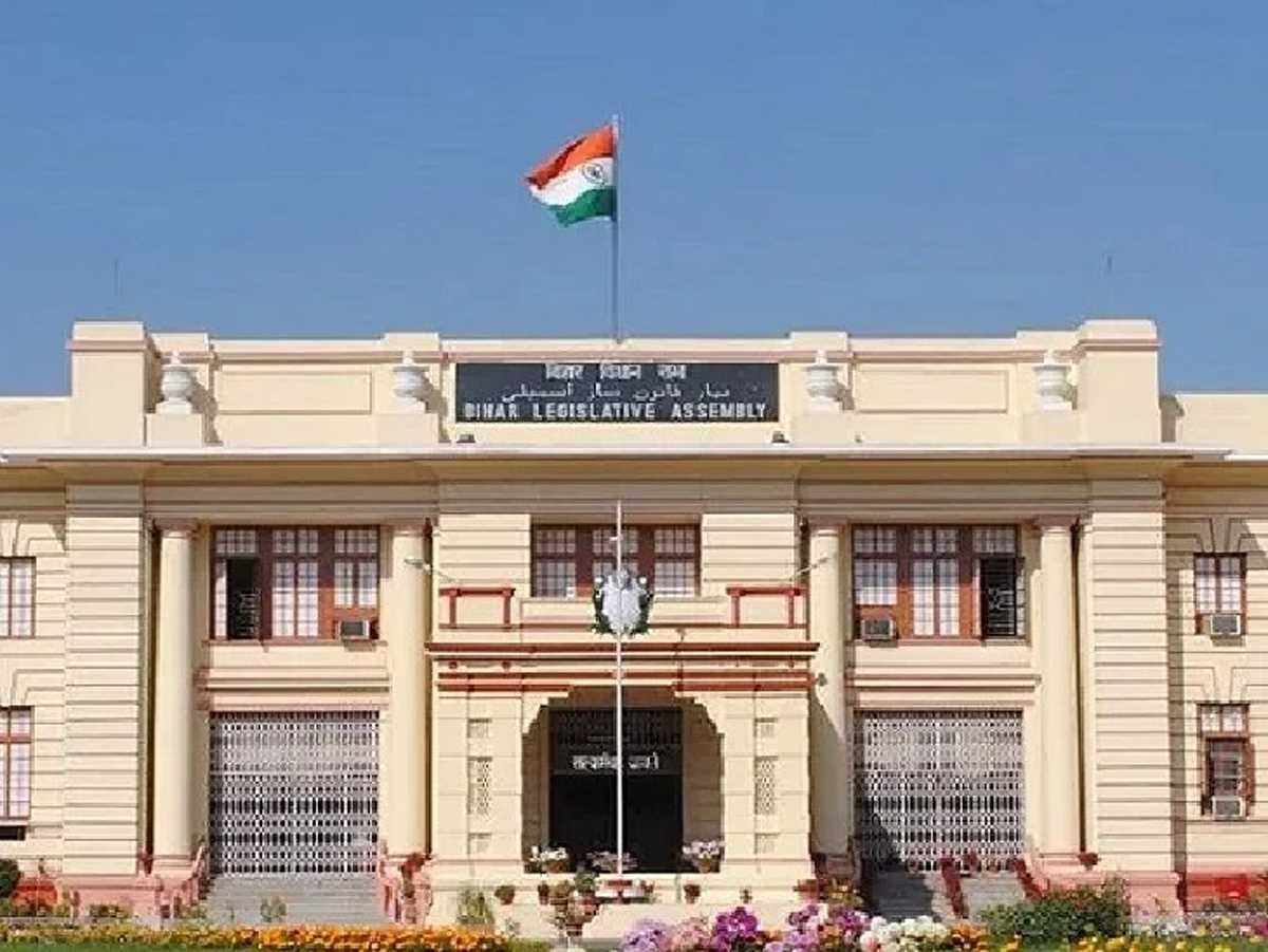 बिहार विधान परिषद की 5 सीटों पर मतदान जारी, 48 प्रत्याशियों के भाग्य का होगा फैसला