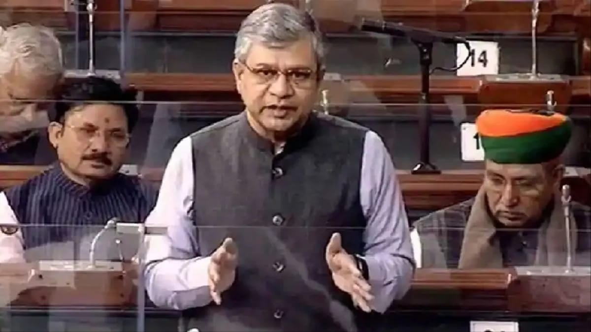 ट्रेन में गर्भवती महिला और बुजुर्गों को लोअर बर्थ देने का प्रावधान हुआ ऑटोमेटेड, जानिए रेल मंत्री ने और क्या की है नई घोषणाएं