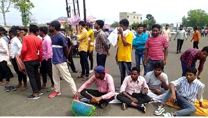 नियोजन नीति की मांग को लेकर सड़क पर उतरे छात्र, सरकार के खिलाफ नारेबाजी, दुमका सहित पूरे प्रमंडल में बंद का व्यापक असर