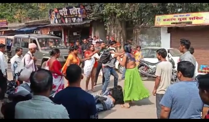 पुलिस के सामने ही किन्नरों ने युवक की क्यों कर दी धुनाई, पढ़िए रिपोर्ट में