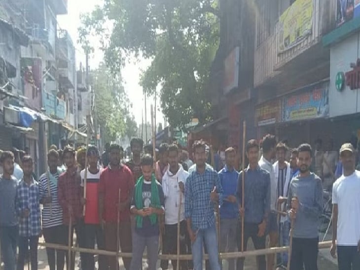 नयी नियोजन नीति के विरोध में संताल में छात्रों का बवाल, भारी संख्या में पुलिस बल की तैनाती, देखिये यह रिपोर्ट