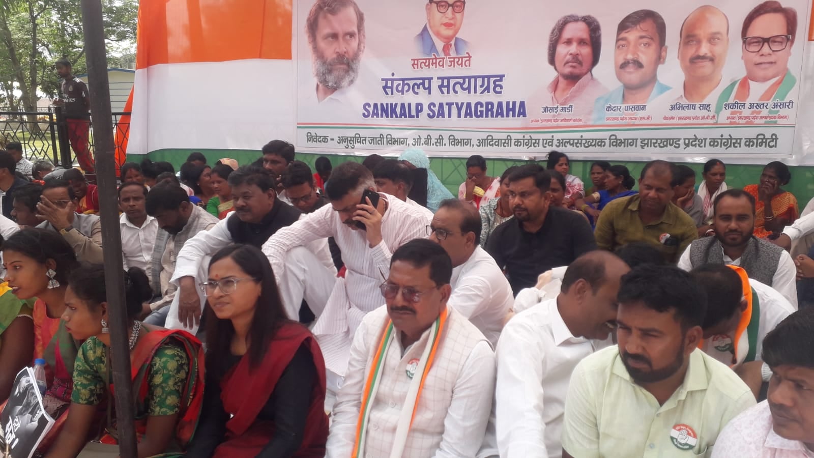 कांग्रेसियों ने प्रदर्शन कर केंद्र सराकर को दिया जवाब, कहा- यह देश गांधी का है यहां तानाशाही नहीं चलने दिया जाएगा