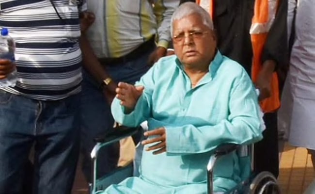 तबीयत खराब होने के बाद लालू यादव पत्नी राबड़ी देवी के साथ दिल्ली हुए रवाना