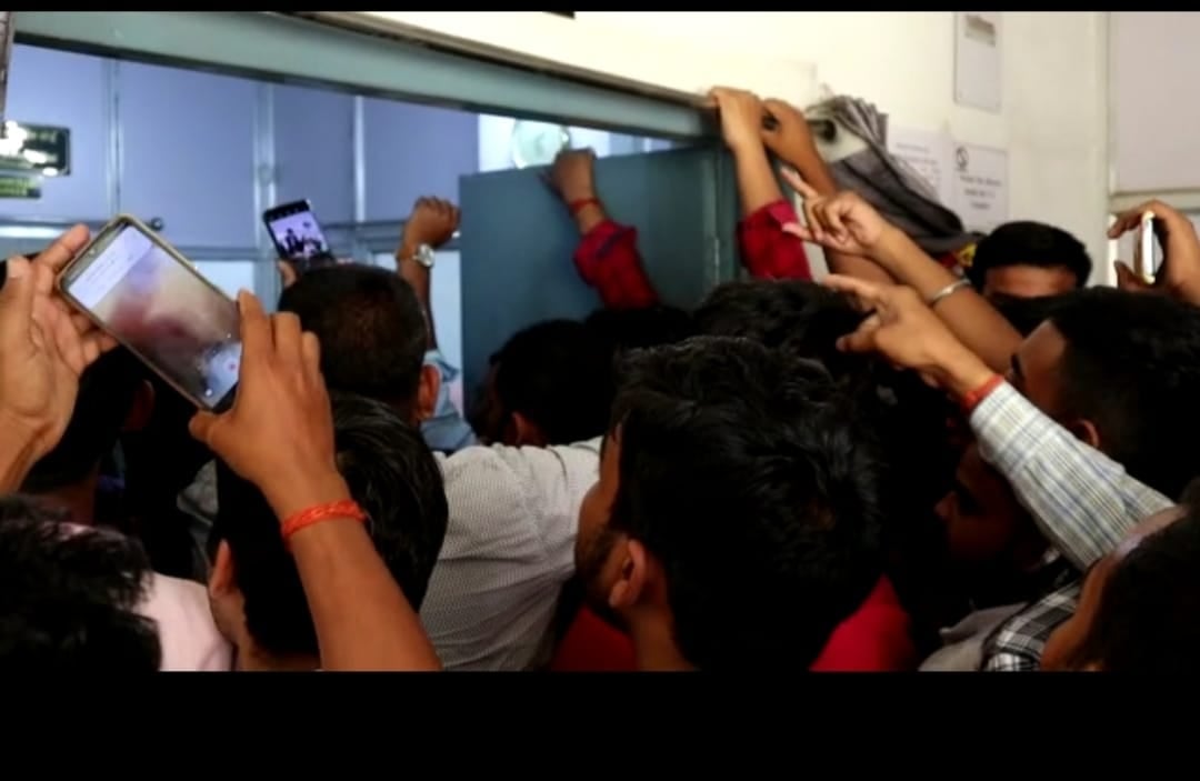 BBMKU में हंगामा, रिजल्ट के प्रकाशन के बाद B.Ed के छात्रों में नाराजगी, कुलपति के आश्वासन के बाद मामला हुआ शांत, देखिये यह रिपोर्ट