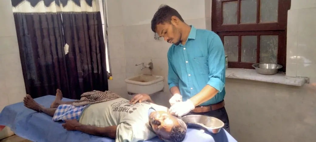 जंगल से महुआ चुनकर वापस घर लौट रहे थे पति-पत्नी, अचानक भालू ने पति पर किया हमला, पत्नी ने दिखाई हिम्मत, डंडे से पीटकर बचाई पति की जान