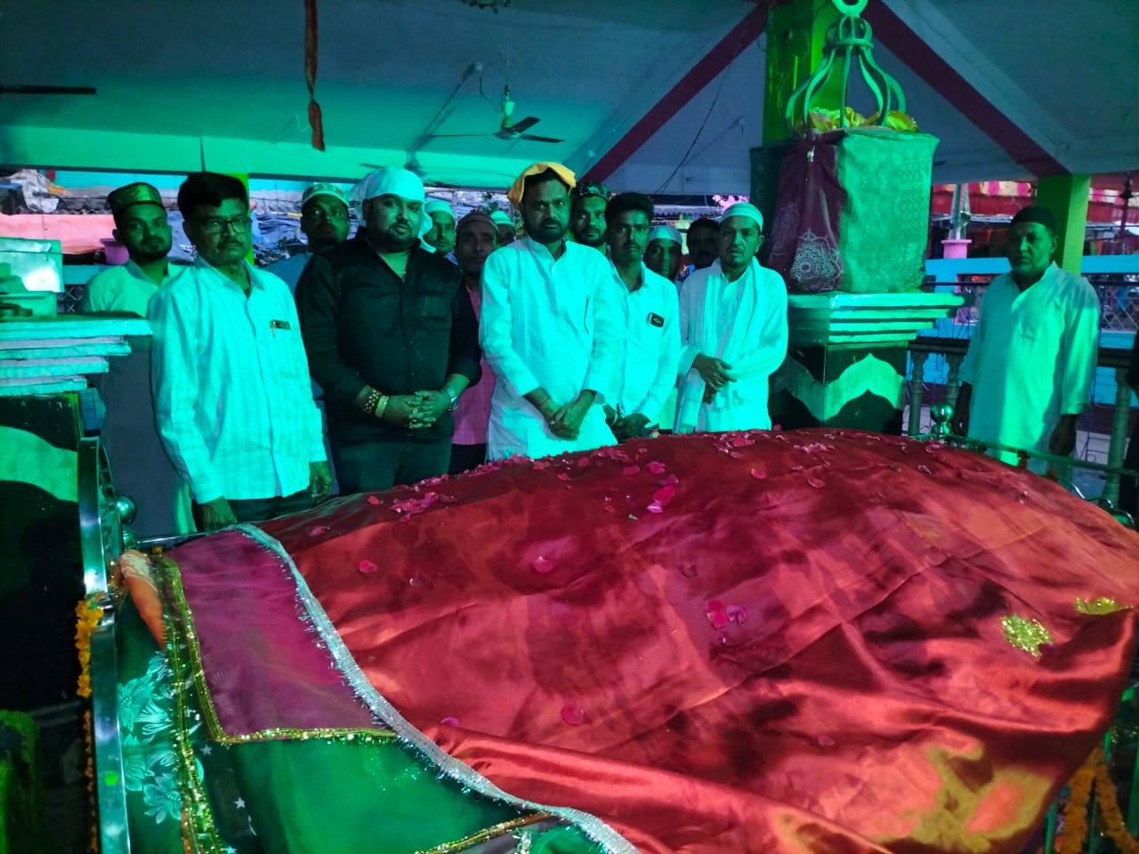 बाबा मख्दुम शाह के दरगाह में उर्स मेला का समापन, चादर चढ़ाकर सभी ने मांगी अमन- चैन की दुआ