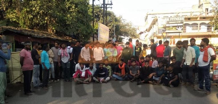 जमशेदुपर के बाद अब साहिबगंज में बवाल, हनुमानजी की मूर्ति को क्षतिग्रस्त करने के बाद आक्रोशित लोगों ने एनएच-80 किया जाम, देखिये यह रिपोर्ट