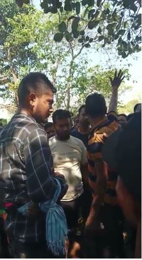 दुमका में ग्रामीण के हत्थे चढ़ा बाइक चोर, पहले की जमकर पिटाई, फिर कर दिया पुलिस के हवाले