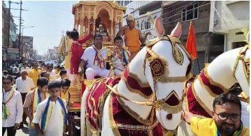 गिरिडीह जैन समाज ने निकाला भव्य शोभा यात्रा, महिलाओं और बच्चों ने लगाया भगवान महावीर का जयकारा