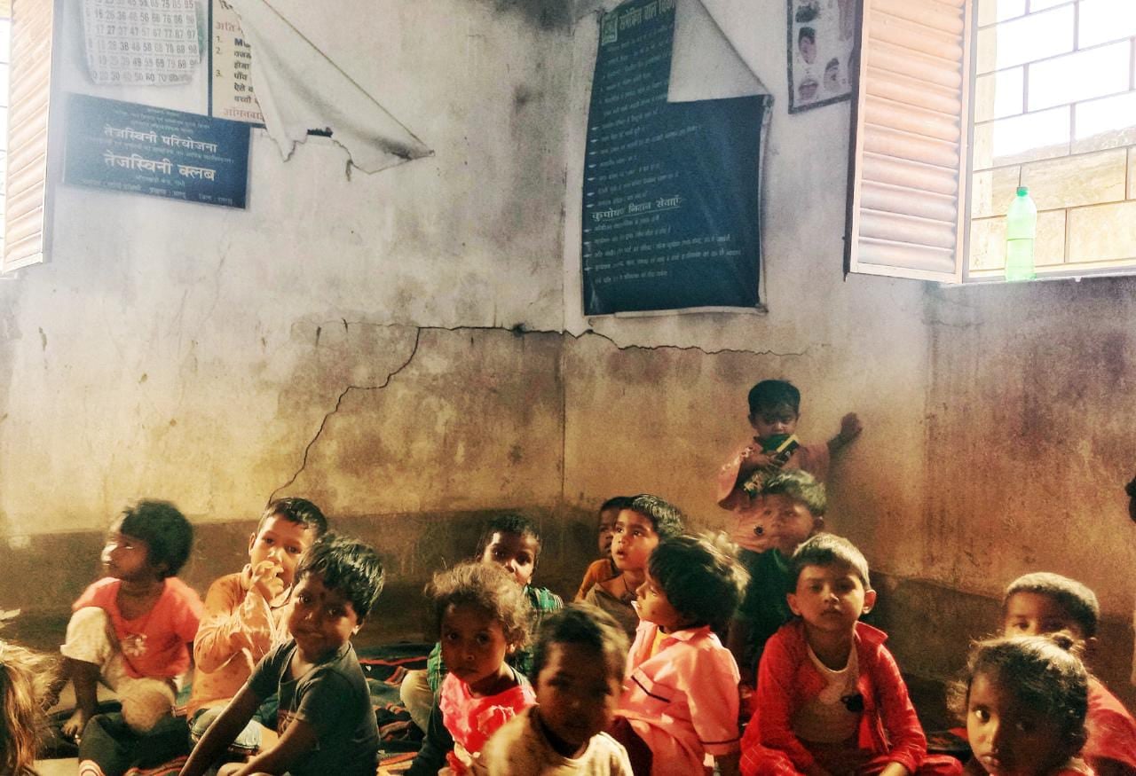 अव्यवस्था का दंश झेल रहा बोकारो का आंगनबाड़ी केंद्र, डर के साये में शिक्षा ग्रहण कर रहे हैं नौनिहाल