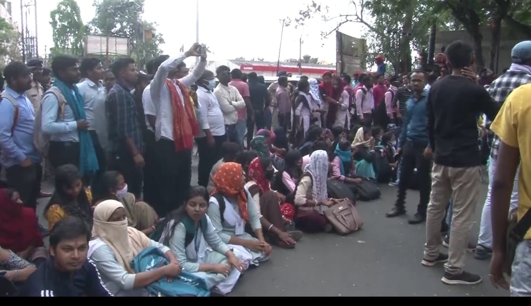 TNP SPECIAL: B.Ed कॉलेज में पढ़ाई का सच - महात्मा गांधी एक महान महिला थी लिखी मिली है कॉपी ,जानिए पूरा डिटेल्स