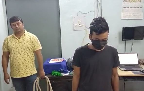 पश्चिम बंगाल में रामनवमी जुलूस में पिस्टल लहरा रहा था युवक, बंगाल पुलिस ने मुंगेर आकार दबोचा
