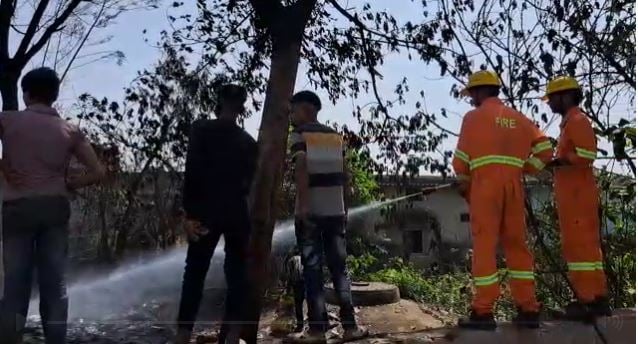 जमशेदपुर : सोनारी के प्लास्टिक गोदाम में लगी भीषण आग,लाखों का नुकसान