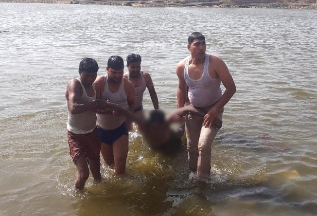 नहाने के दौरान पोखर में डूबने से व्यक्ति की मौत, 4 घण्टे के बाद थाना प्रभारी ने शव को निकाला बाहर
