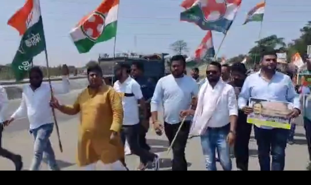 धनबाद युवा कांग्रेस ने किया मैथन टोल प्लाजा को जाम ,कहा-नहीं थमेगा आंदोलन का सिलसिला