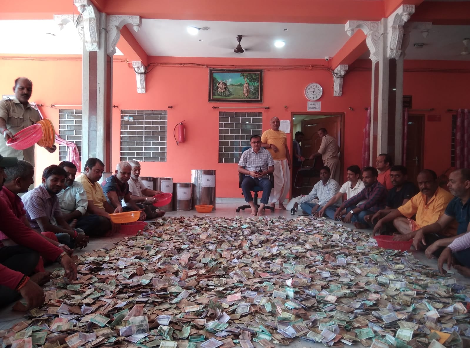 बाबा मंदिर के दानपात्र में विदेशी मुद्रा की संख्या बढ़ी, पिछले 38 दिनों में 11 लाख 41 हज़ार से अधिक की हुई आय