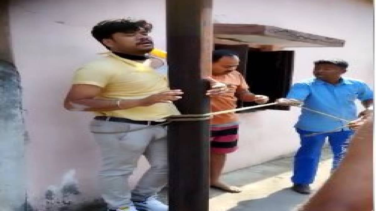 बच्चा चोरी के आरोप में खंभे में बांधकर युवक की पिटाई, पुलिस ने पहुंचकर बचाई जान