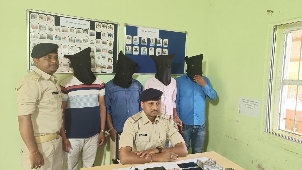 देवघर से चार साइबर अपराधी गिरफ्तार, फर्जी बैंक एकाउंट का सहारा लेकर राशि की करते थे लेनदेन