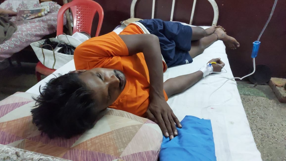 जेल में बंद कैदी ने निगल लिया इंजेक्शन की दवा वाली शीशी, भयंकर दर्द हुआ तो पहुंचा अस्पताल, जानें पूरा मामला