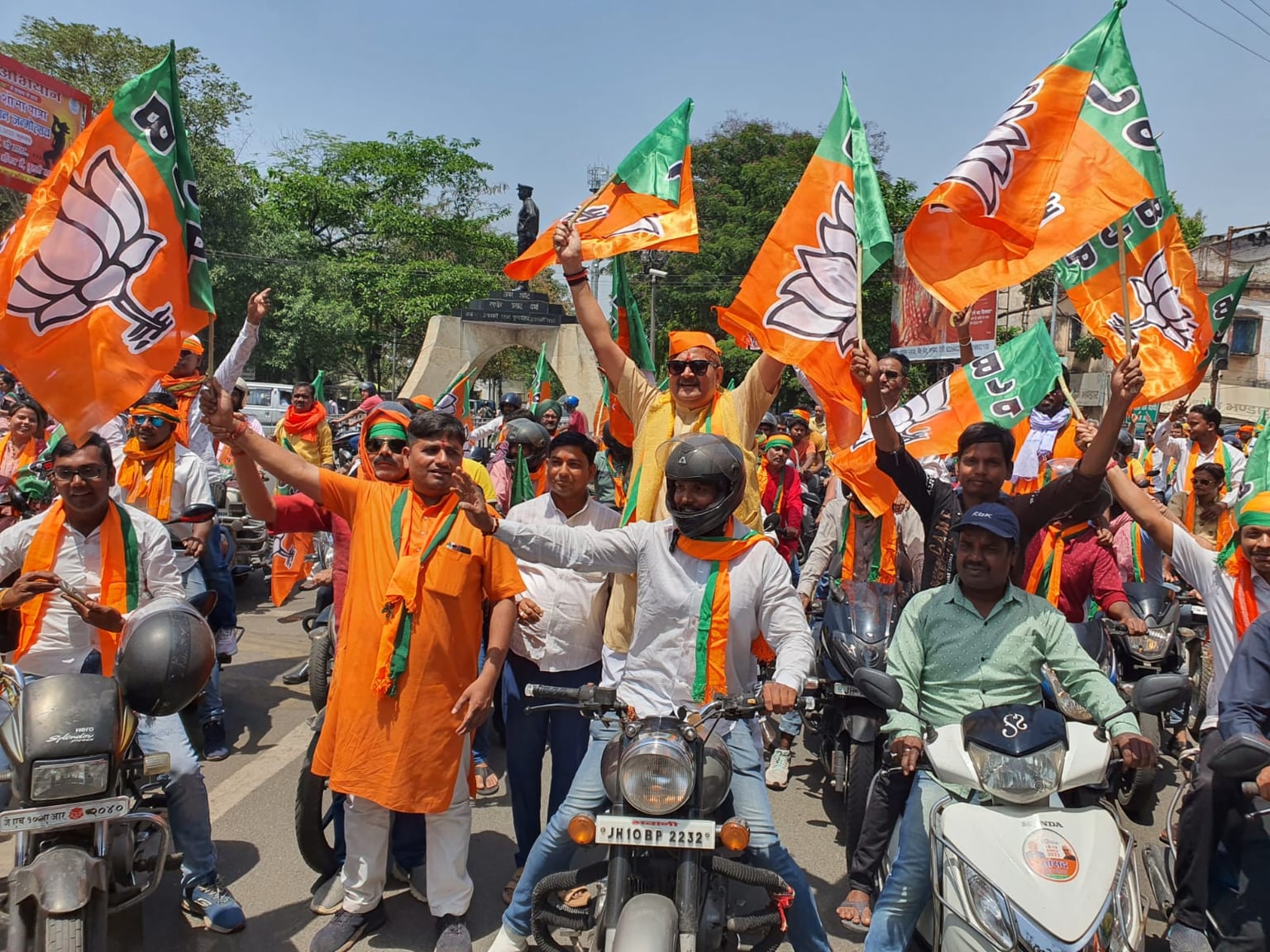 धनबाद भाजपा: स्थापना दिवस कार्यक्रमों में बीर घाट और तीर घाट में दिखे नेता और कार्यकर्ता,जानिए और क्या क्या हुआ