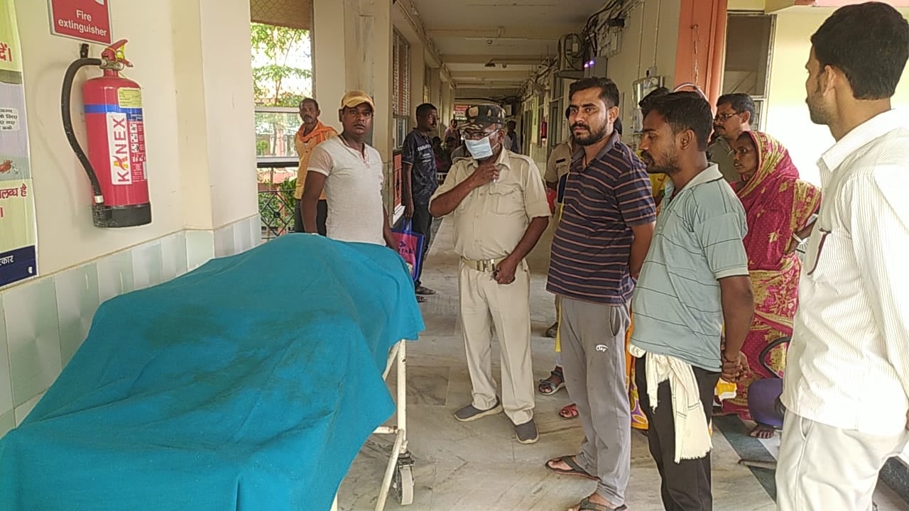 सड़क दुर्घटना में एक व्यक्ति की मौत, दूसरे की हालत गंभीर