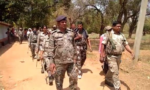 रामगढ़ प्रखंड के हेठ ग्रहण में पुलिस की सक्रियता से टला मोड़ें मांझी की बैठक, पुलिस बल ने गांव में किया फ्लैग मार्च