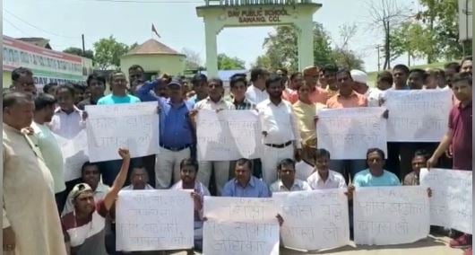 डीएवी स्कूल में फीस बढ़ोतरी के विरोध में अभिभावकों के संग धरने पर बैठे विधायक, स्कूल प्रबंधन के खिलाफ उग्र आंदोलन करने की चेतावनी