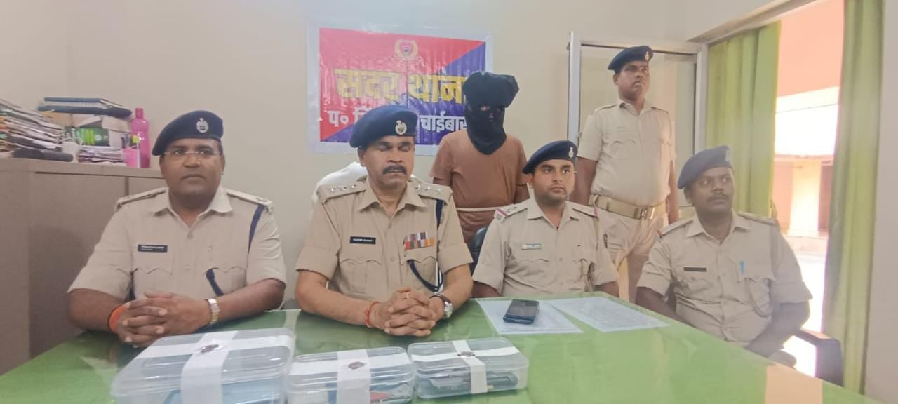 चाईबासा : देशी कट्टा और जिंदा कारतूस के साथ मोबाईल छिनतई करनेवाला चढ़ा पुलिस के हत्थे