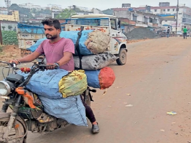 DHANBAD: टीम जब डोजरिंग को पहुंची तो हो रही थी कोयले की अवैध कटाई, जानिए फिर हुआ क्या