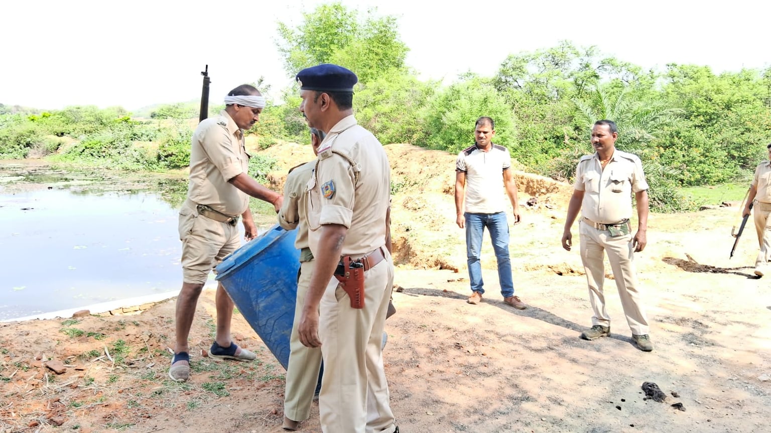 गिरिडीह: ज़हरीली महुआ शराब कारोबारियों के खिलाफ बड़ी कार्रवाई, 20 शराब की भट्टियों को किया गया नष्ट