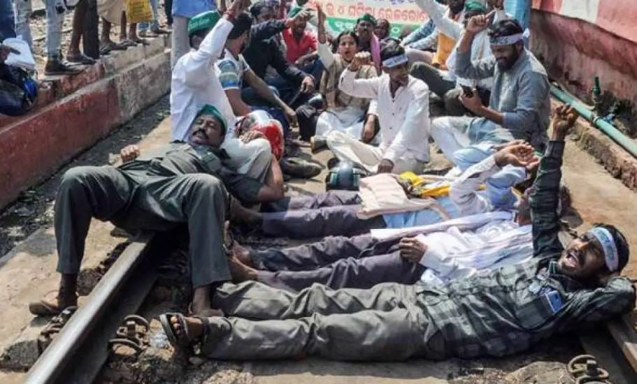 पांच दिनों बाद कुड़मियों का आंदोलन स्थगित, अब पटरियों पर फिर से दौड़गी ट्रेन , देखिये यह रिपोर्ट